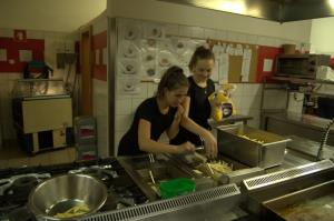 Učenci kuhali v hotelski kuhinji 19